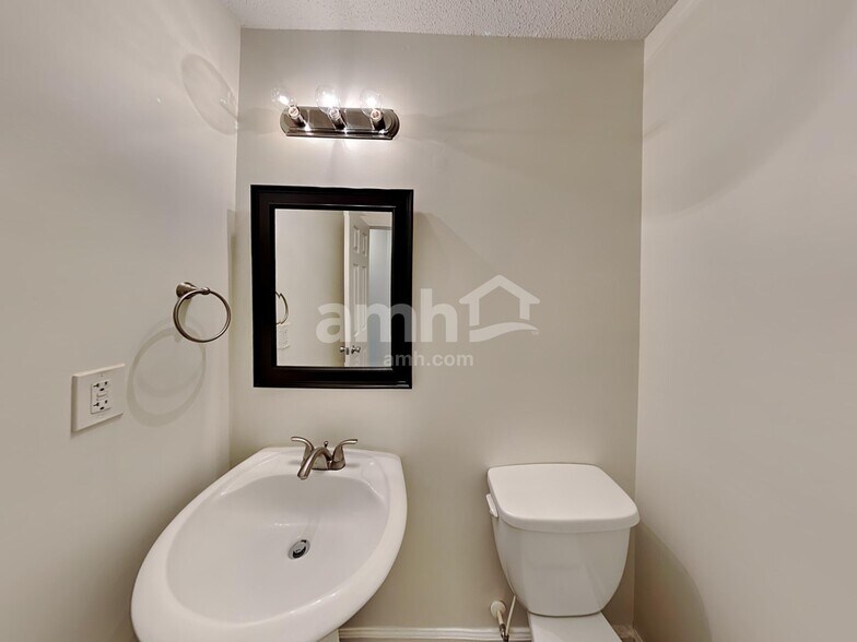Building Photo - 364 Hidden Creek Ln