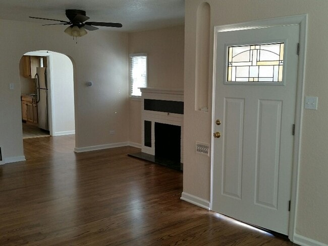 Building Photo - AWESOME 3-BDRM HOME NEAR DU - INCLUDES GAR...