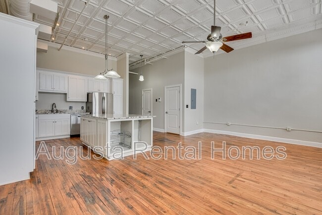 Building Photo - 1106 Broad St