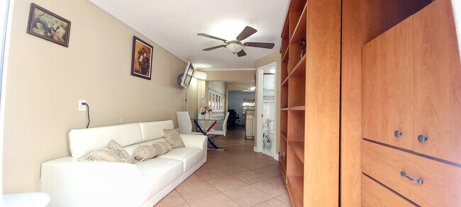 Building Photo - 400 Sunset Dr