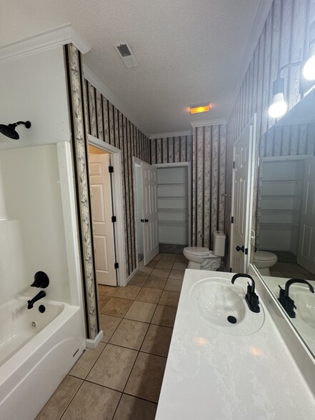 Master bath. - 1701 Water Oak Dr