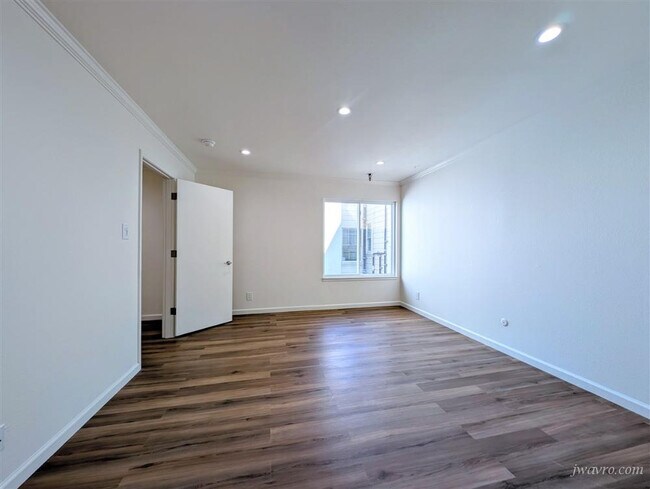 Building Photo - 3044 Franklin St