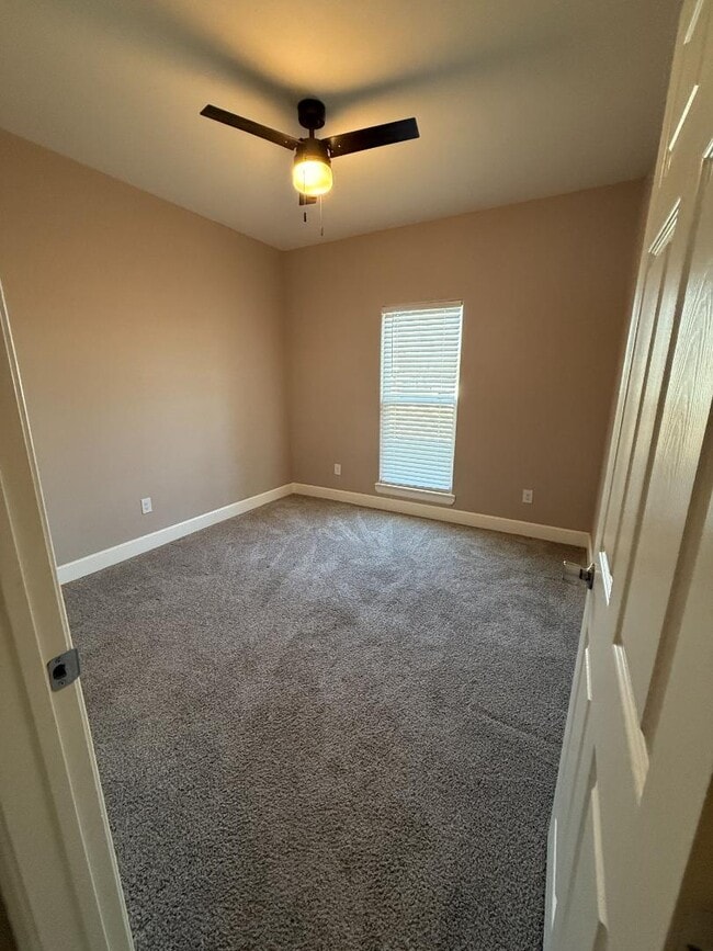 Building Photo - 267 NE Ave F