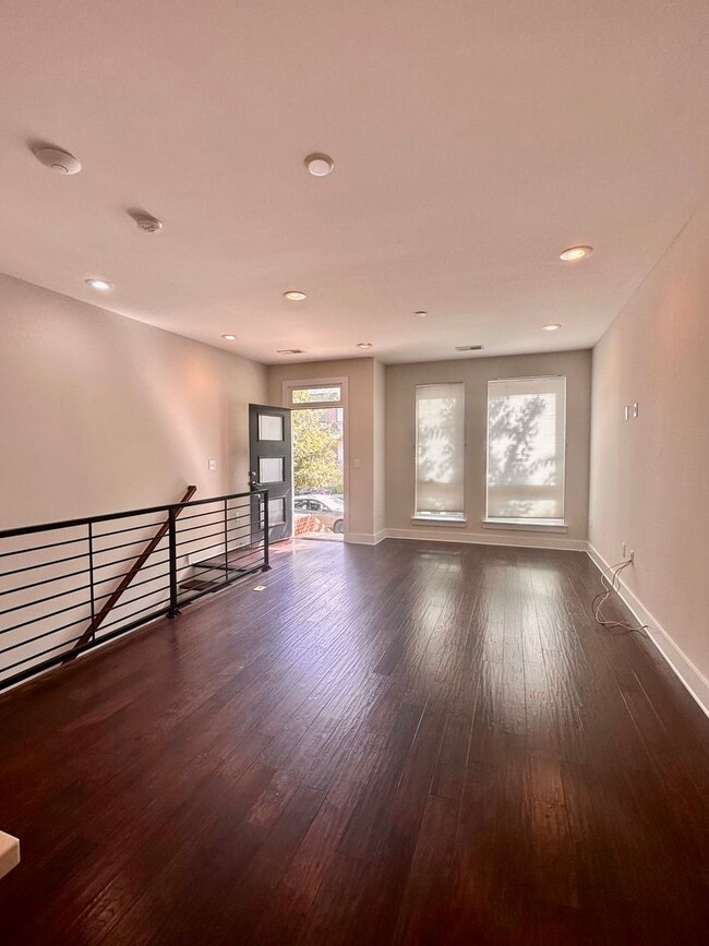 Building Photo - Gorgeous! Southend Townhome!