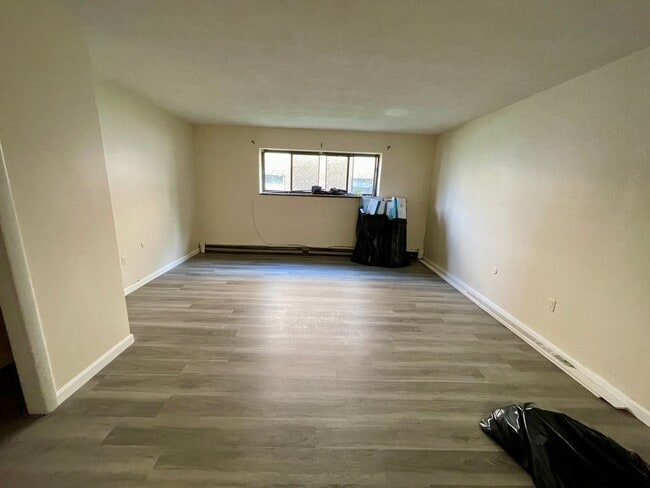 Building Photo - NO FEE!!   Studio apartment with PARKING SPOT and HT & HW included available 9/1