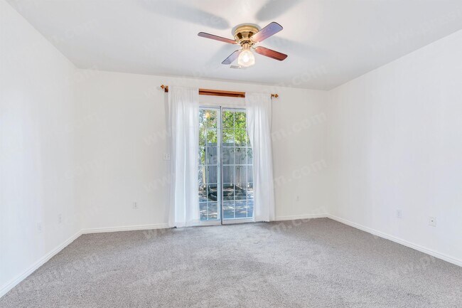 Building Photo - 975 S 250 W St