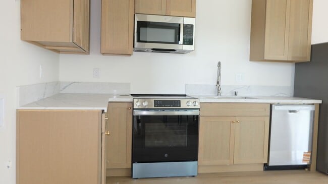 Building Photo - 3 bedrooms 2 baths Duplex- ADU style.