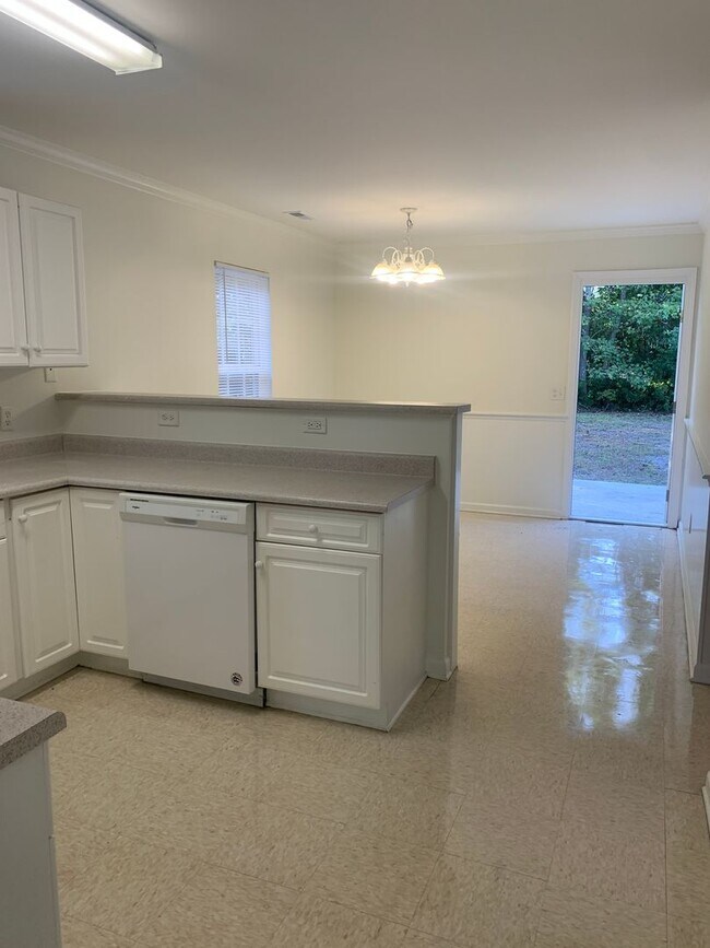 Building Photo - 3 Bedroom 2 Bath House on Victory Gardens Available Now