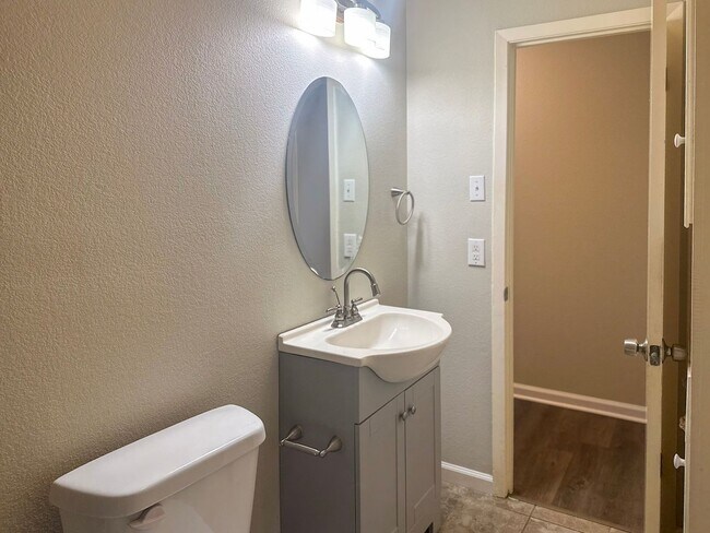 Building Photo - 4 Bedroom / 2.5 Bath Home