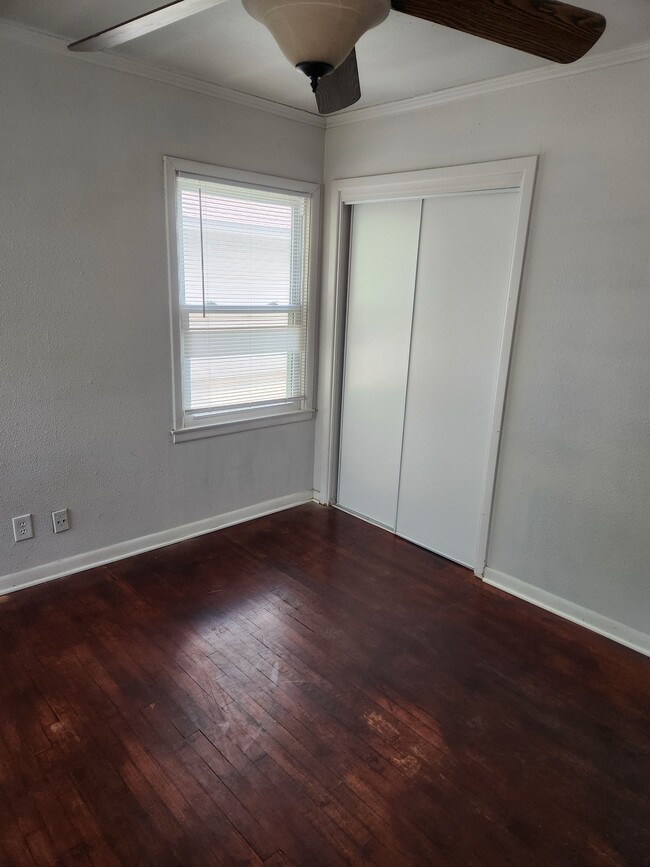 Building Photo - 417 Woodlawn Dr