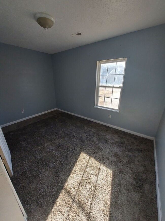 Building Photo - Spacious 3BD