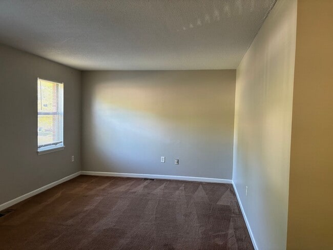 Building Photo - Spacious 2 Bed, 1 Bath Minutes from Uptown