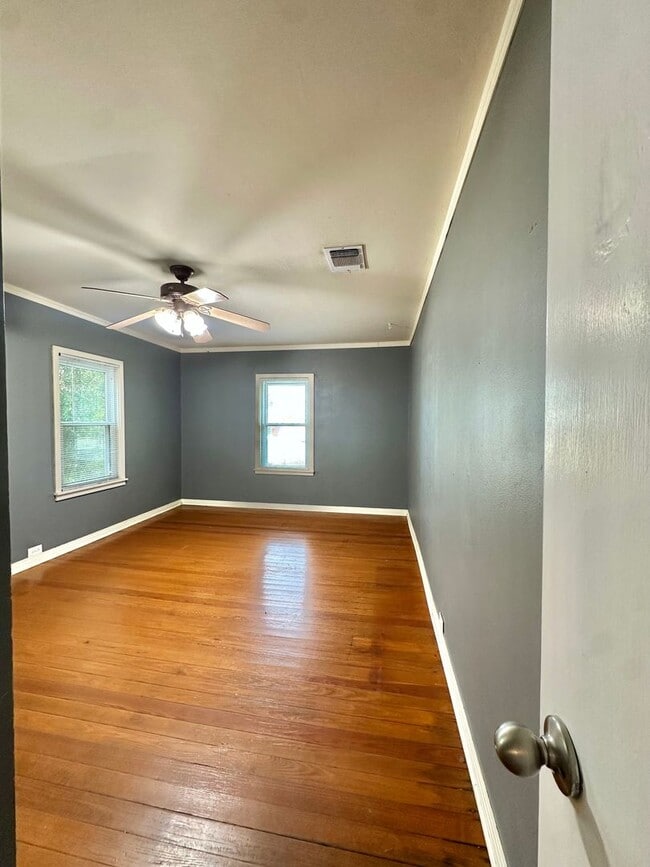 Building Photo - 1605 Kenwood Dr