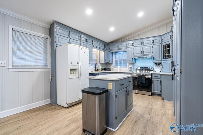 Building Photo - 702 Chambers Dr NE