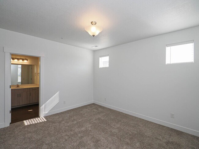 Building Photo - 6667 Twin Rocks Ln