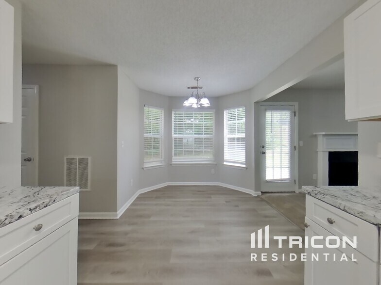 Building Photo - 5587 Sapphire Cir