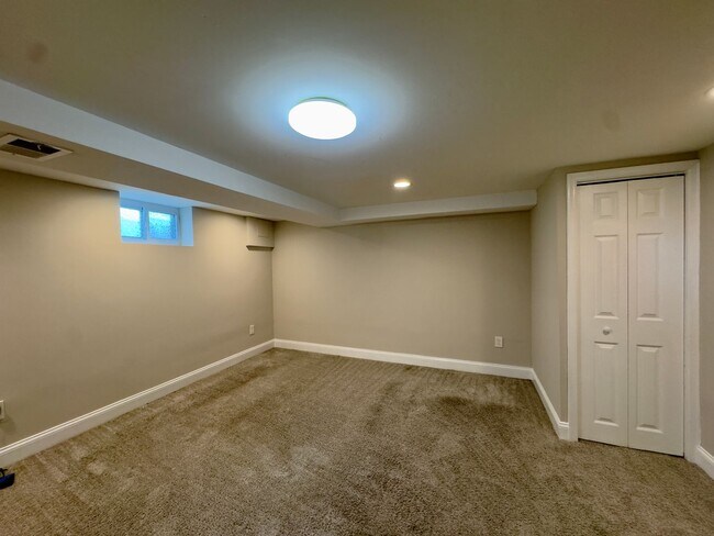 Building Photo - Charming 3 Bedroom/2 Bathroom Townhome in Dundalk, MD!