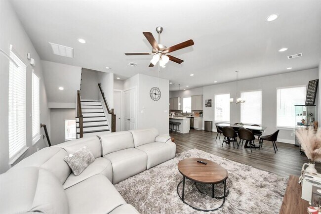 Building Photo - 1743 Cove Cres Ct
