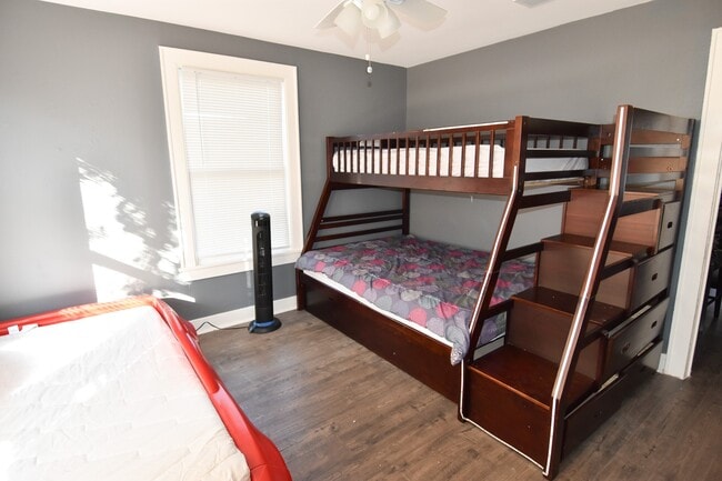 Building Photo - 807 7th St