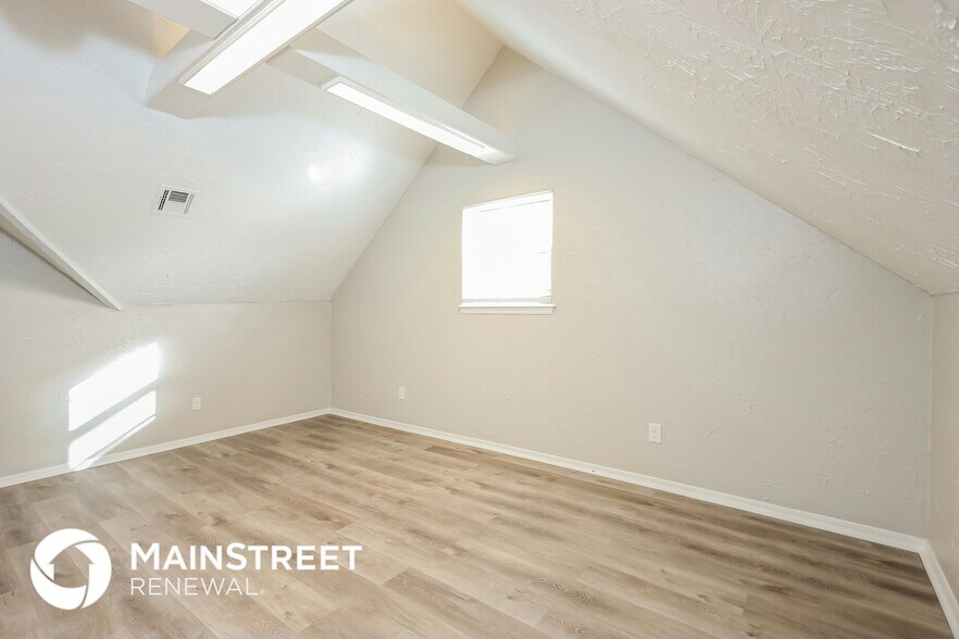 Building Photo - 2101 Westridge Dr