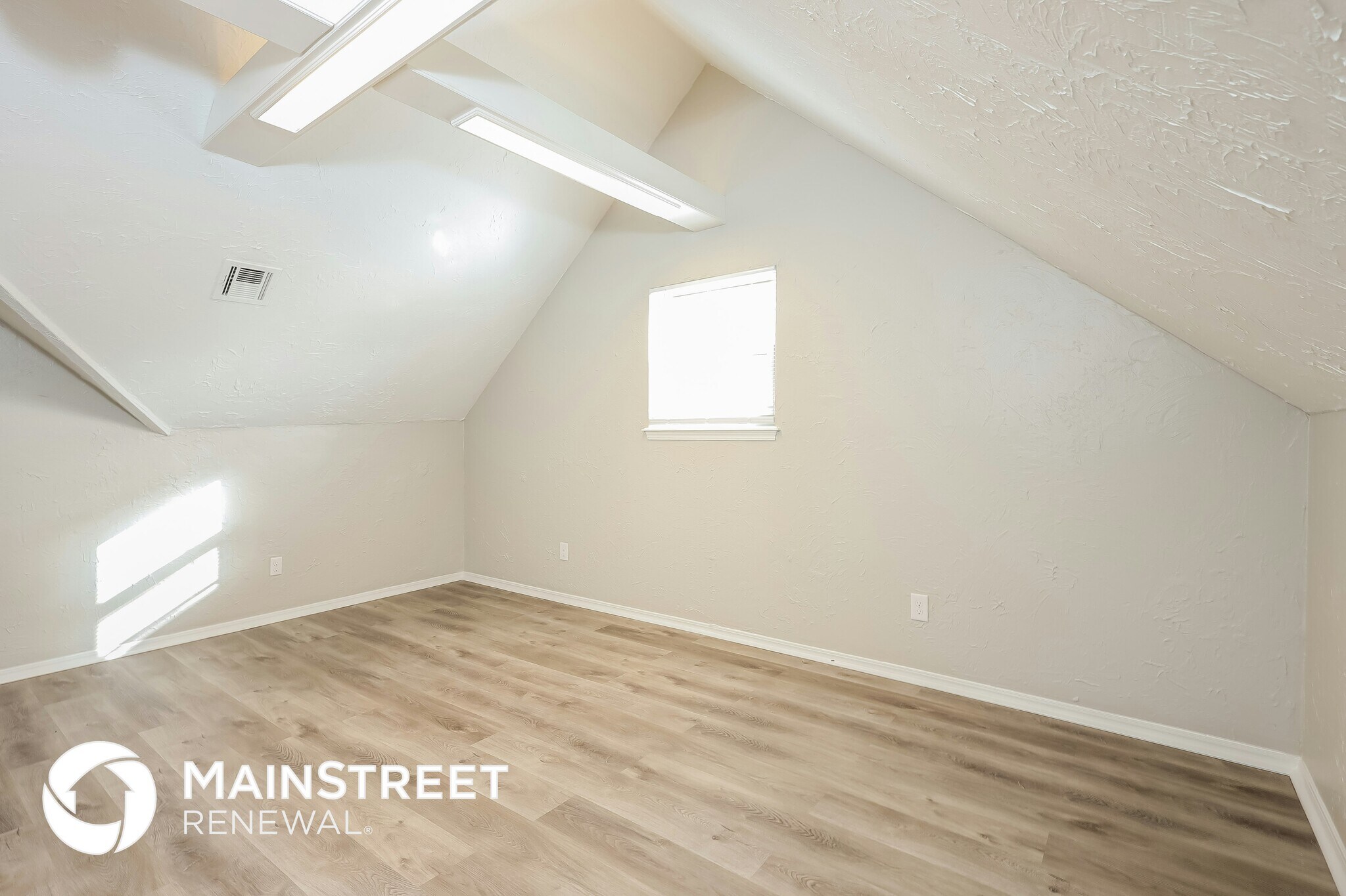 Building Photo - 2101 Westridge Dr