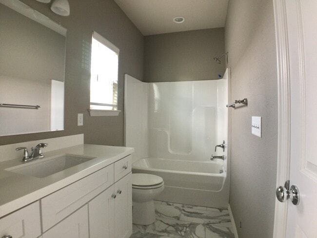 Building Photo - 401 S Hill Ave