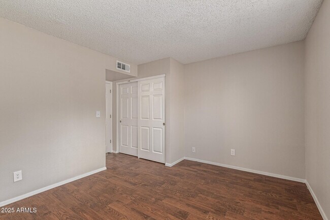 Building Photo - 950 E Wickieup Ln