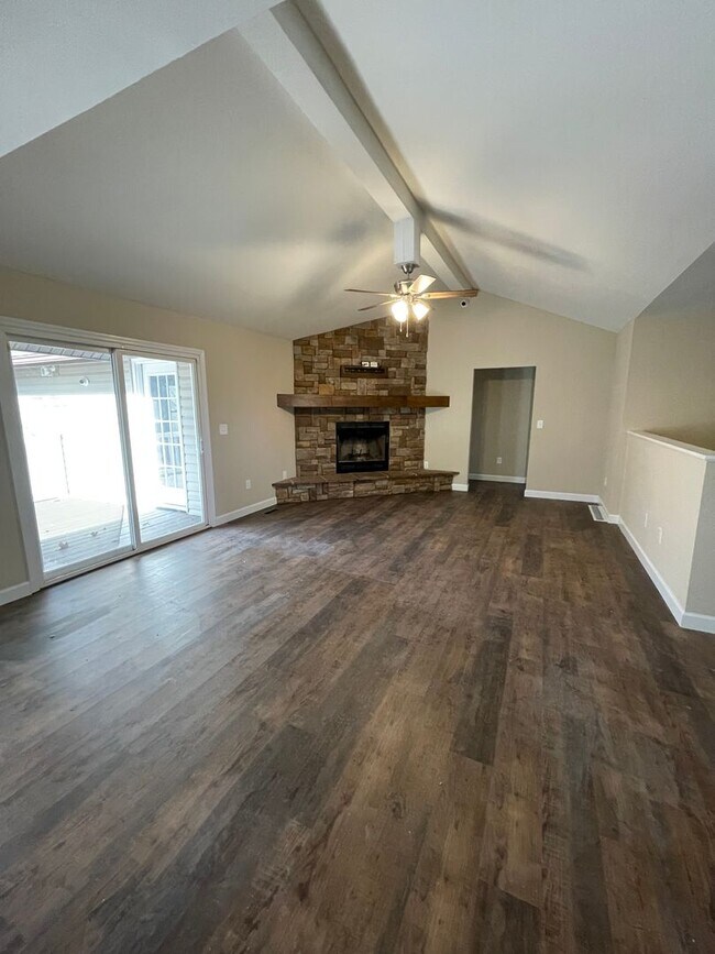 Building Photo - FOR RENT! 6 Bedroom 3 Bathroom in Moscow Mills, MO!