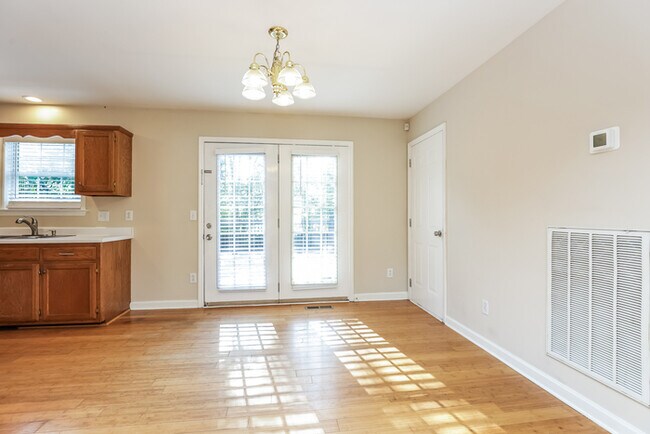 Building Photo - 2812 Sutherland Dr