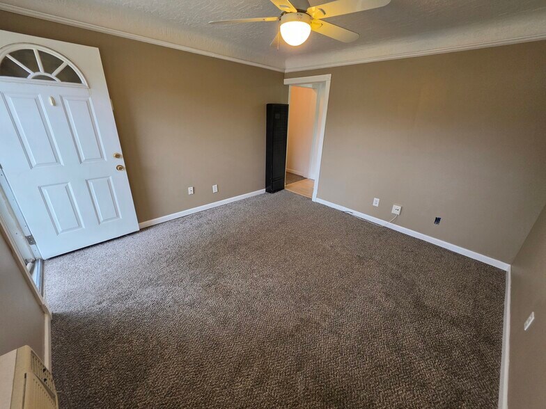 Building Photo - 935 E Huron River Dr