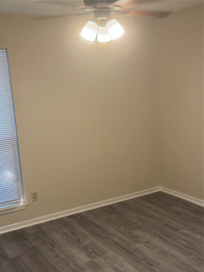 Building Photo - 17401 Red Oak Dr