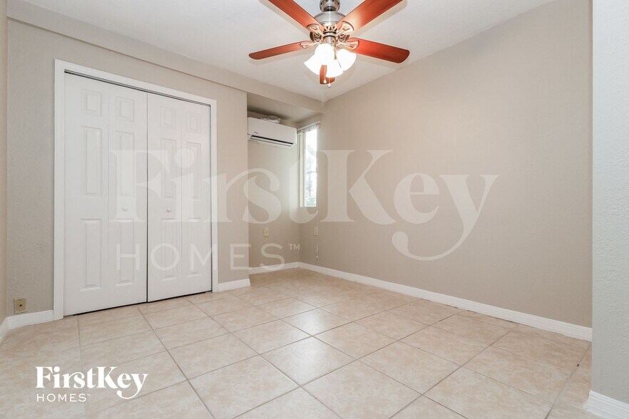 Building Photo - 3753 SE 2nd Pl