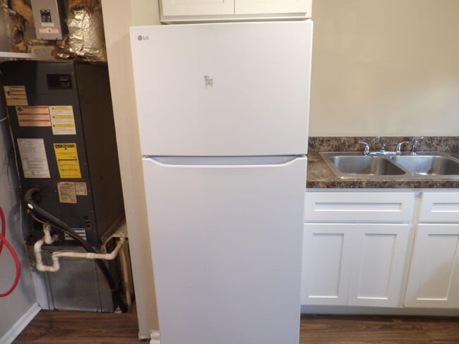 Building Photo - 207 Landings Dr