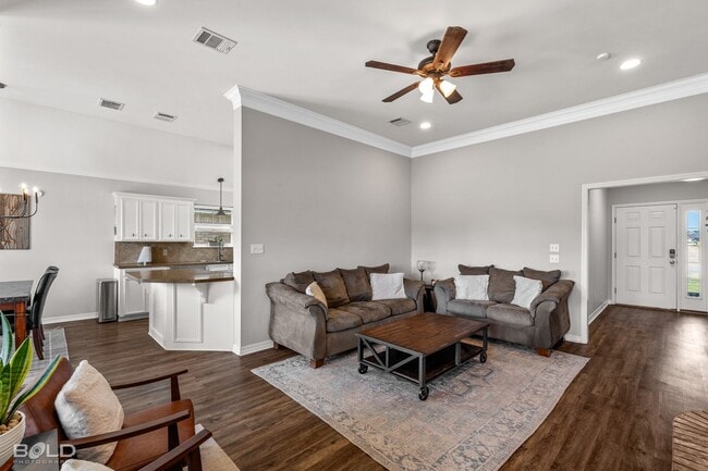 Building Photo - Check Out this 4 bed 2 bath