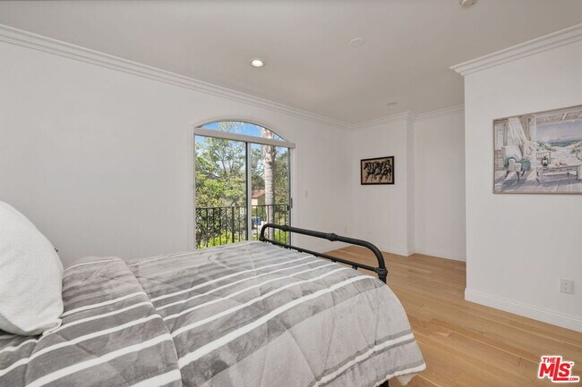 Building Photo - 2056 Kerwood Ave
