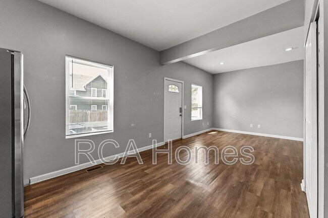 Building Photo - 118 N State Ave