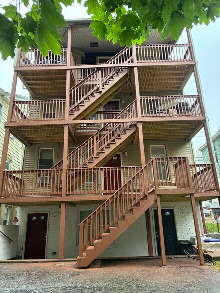 Building Photo - 161 Caroline St
