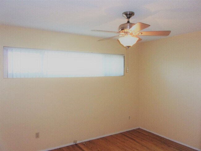 Building Photo - 4bedrm 2 1/2 bath house with yard & garage...