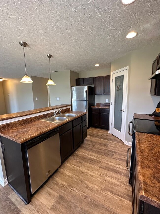 Building Photo - 3 Bedroom House and Fenced in Yard Availab...