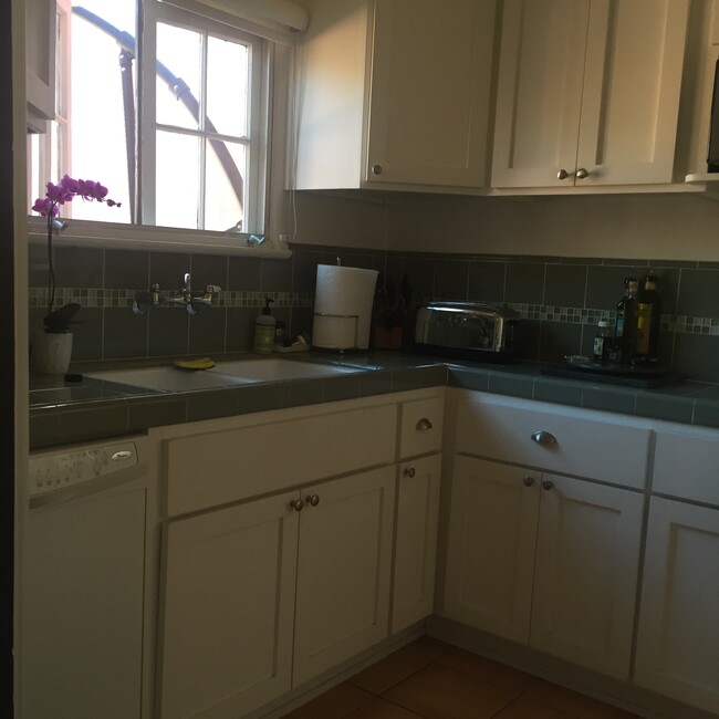 Kitchen/dishwasher - 1902 Comstock Ave