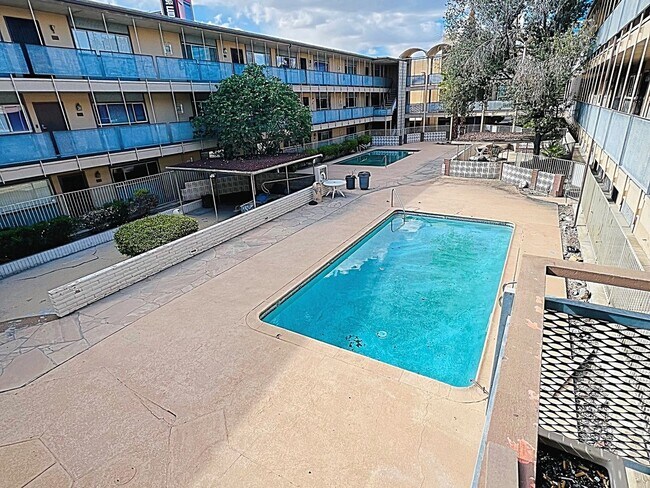 Building Photo - 2 Bedroom Townhome in Las Vegas