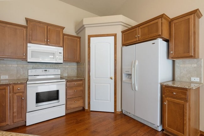 Building Photo - 3 Bedroom Home with a 3 Car Garage in Deer...