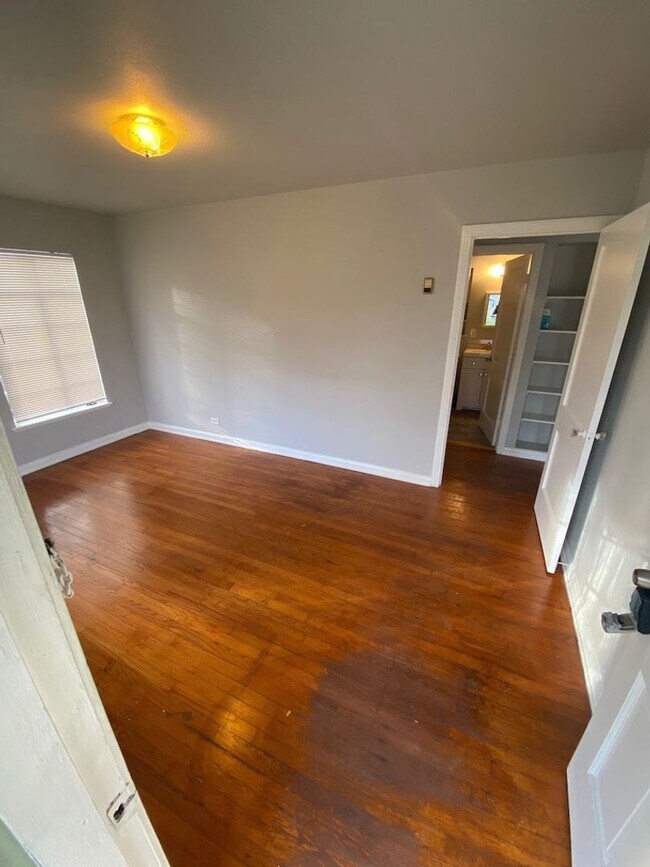 Building Photo - Updated Bungalow in the Heart of Harlandale