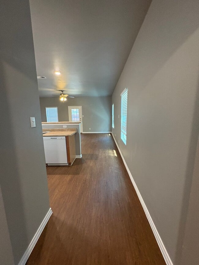 Building Photo - Newly Renovated Town-home