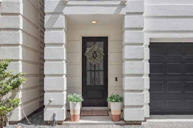 Building Photo - 5729 Larkin St