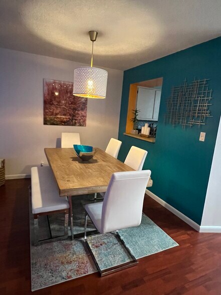 Building Photo - 2208 S Cypress Bend Dr