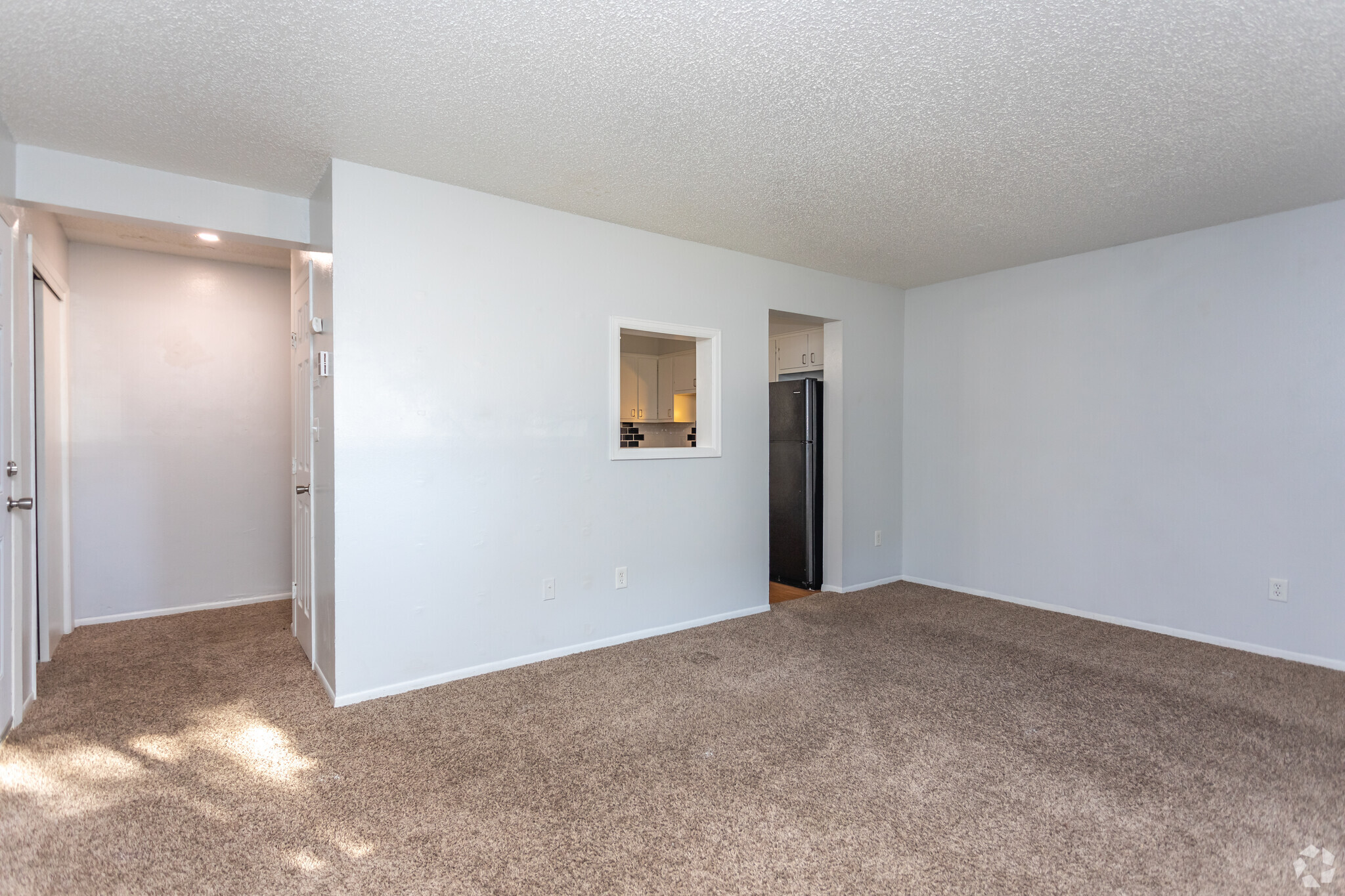 1BR, 1BA - 730SF - Twin Fountain Apartments