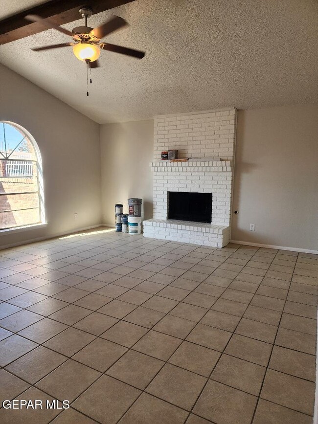 Building Photo - 2912 E Glen Dr