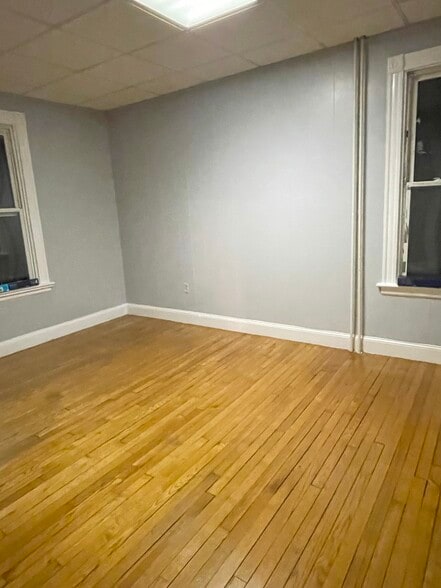 Bedroom with neutral color pallette - 11 Sherman St