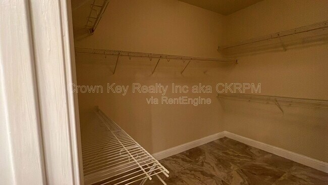 Building Photo - 724 Shelli St